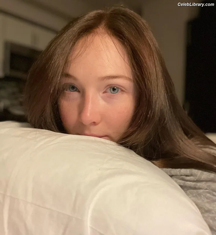 Molly Quinn photo 15 of 149