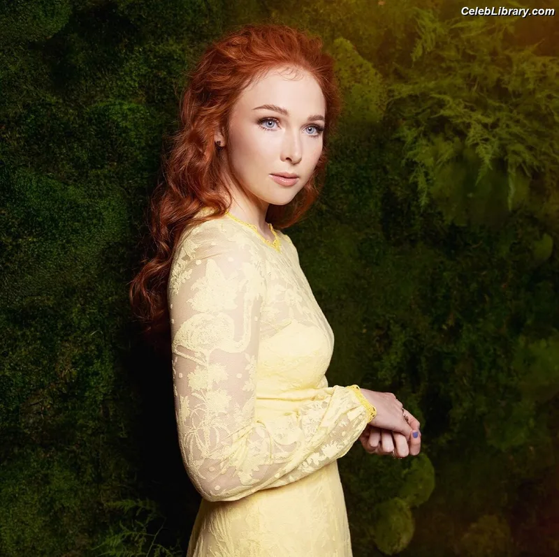 Molly Quinn photo 17 of 149
