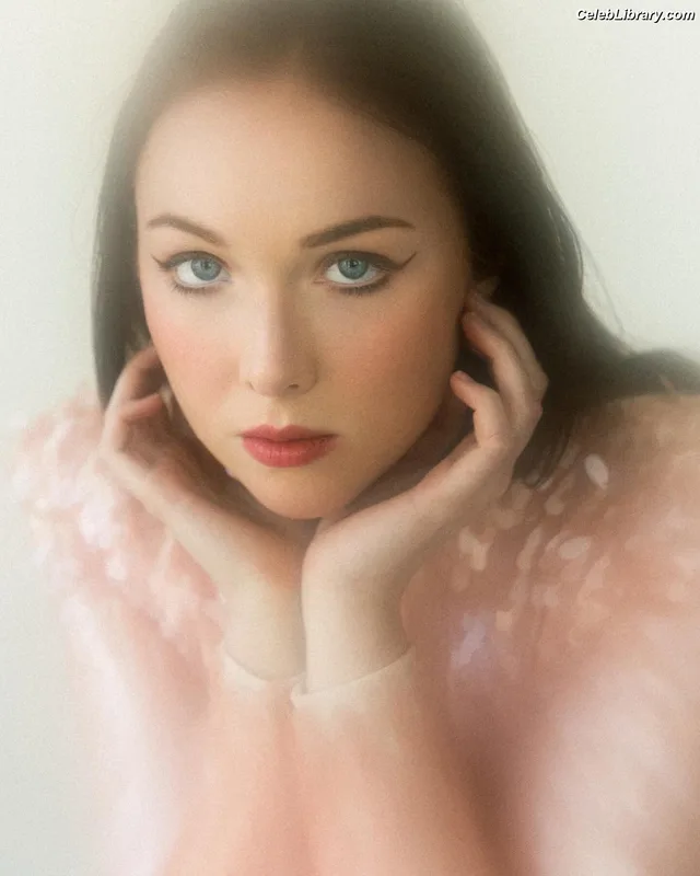 Molly Quinn photo 9 of 149