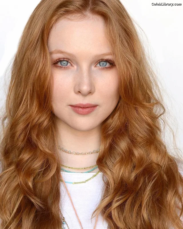 Molly Quinn photo 19 of 149