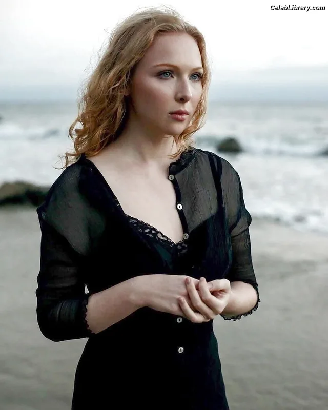 Molly Quinn photo 10 of 149