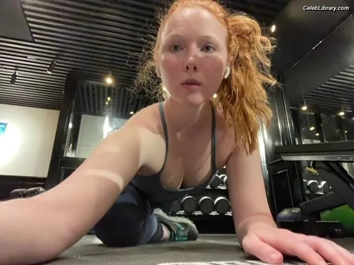 Molly Quinn photo 4 of 149