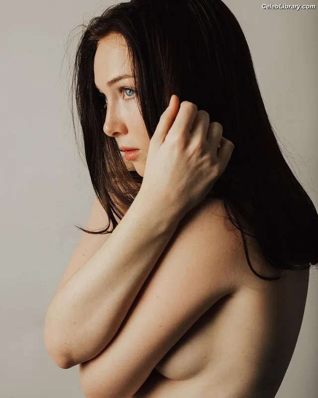 Molly Quinn photo 5 of 149