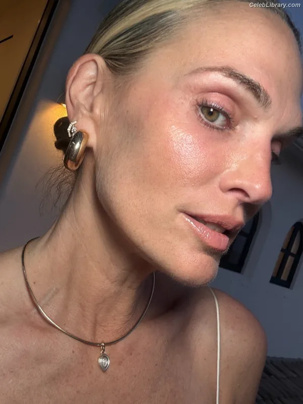Molly Sims photo 17 of 147