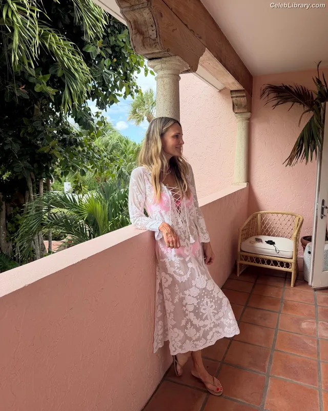 Molly Sims photo 16 of 147
