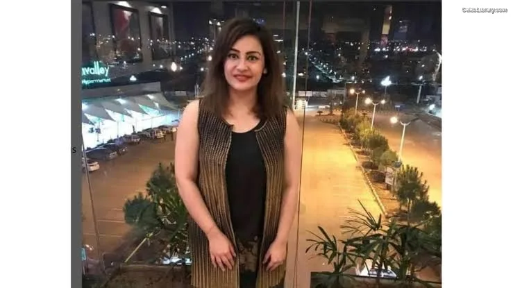 Mona Alam photo 2 of 11