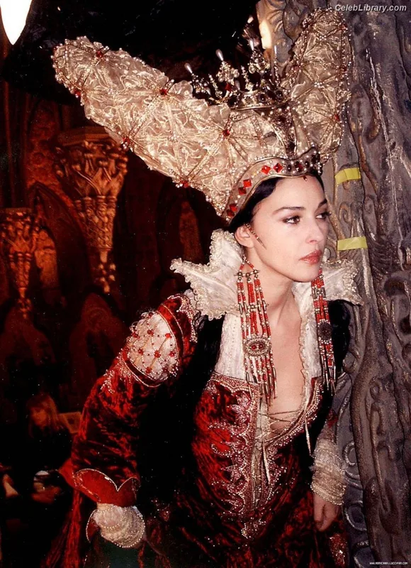 Monica Bellucci photo 2 of 1320