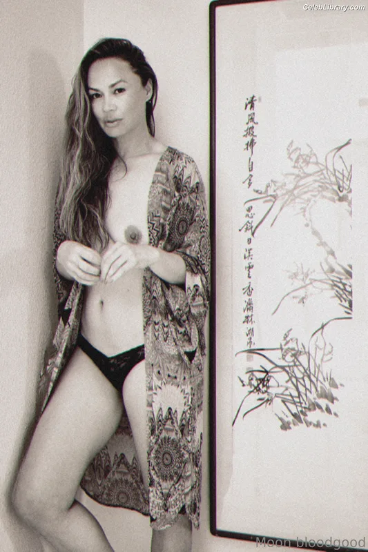 Moon Bloodgood photo 4 of 357