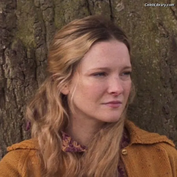 Morfydd Clark photo 14 of 73