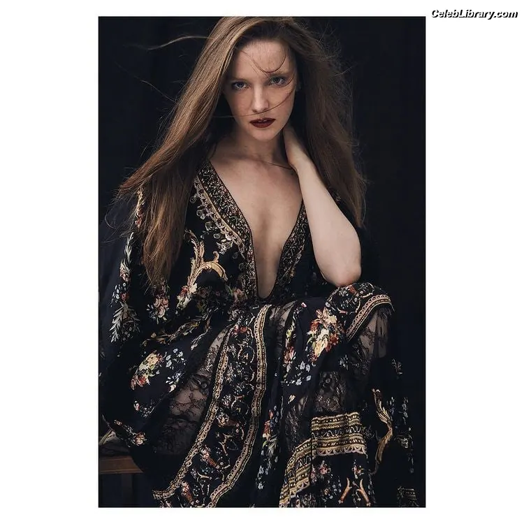 Morfydd Clark photo 13 of 73