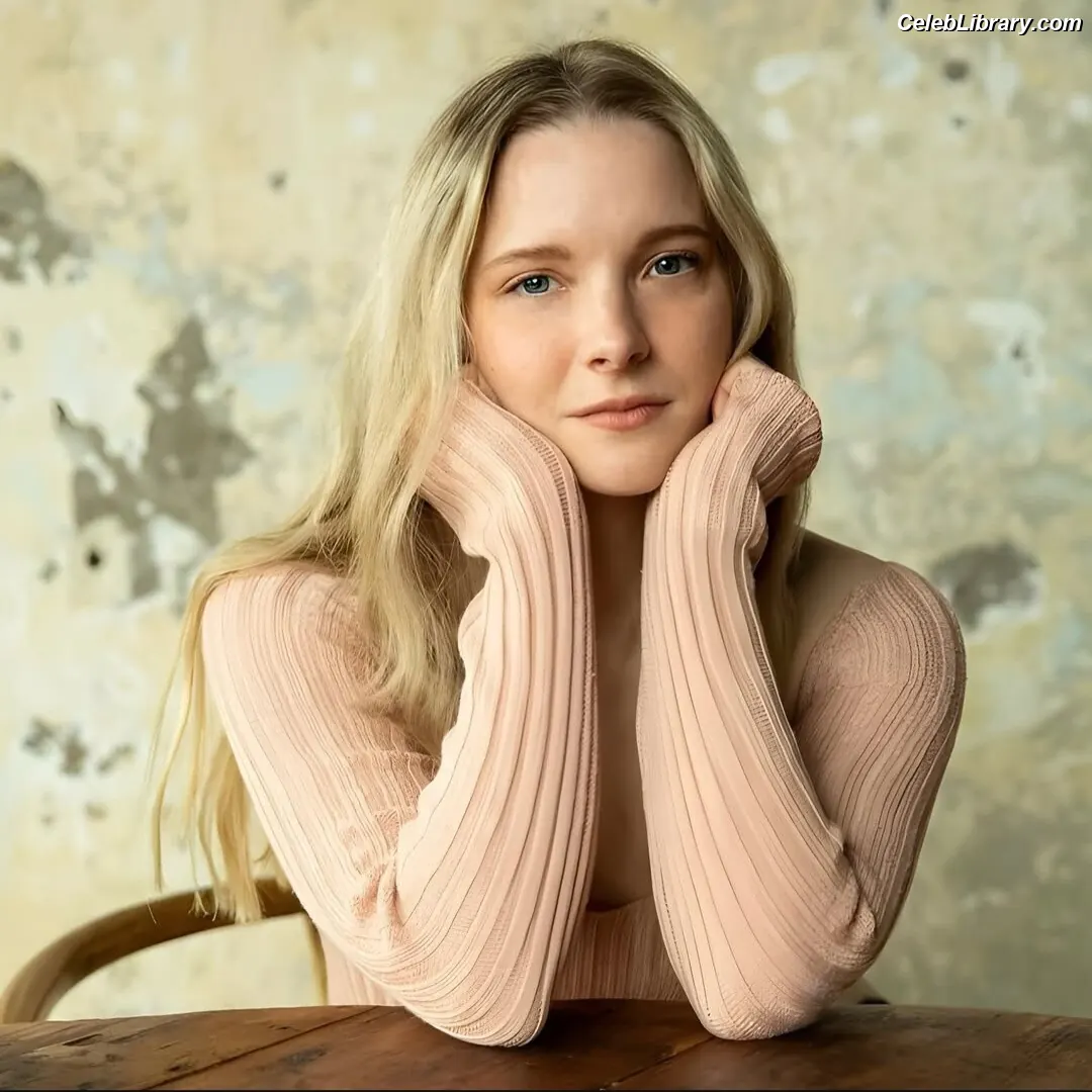 Morfydd Clark photo 7 of 73