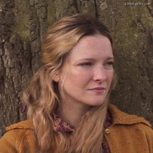 Morfydd Clark photo 14 of 73