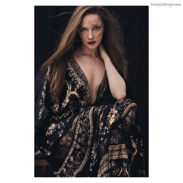 Morfydd Clark photo 13 of 73