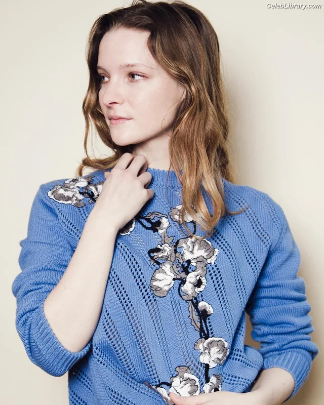 Morfydd Clark photo 11 of 73