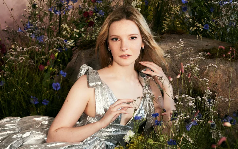 Morfydd Clark photo 13 of 73