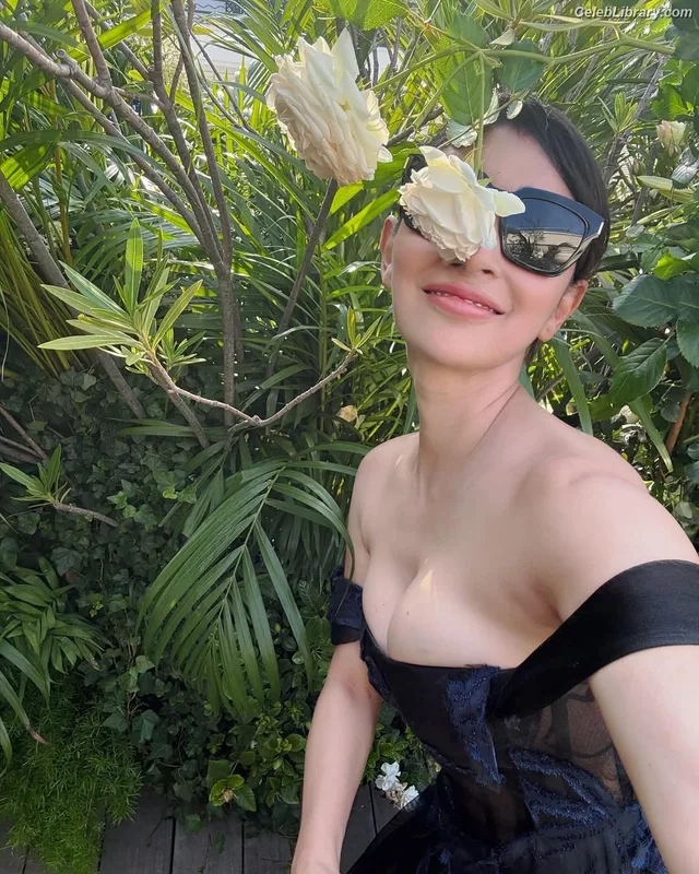 Mouni Roy photo 1 of 95