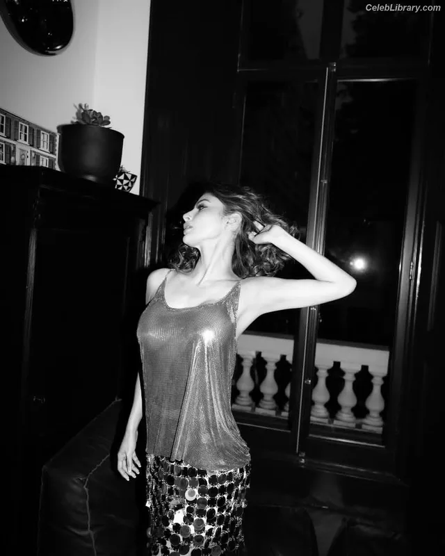Mouni Roy photo 15 of 95