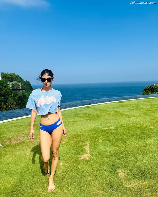 Mouni Roy photo 16 of 95