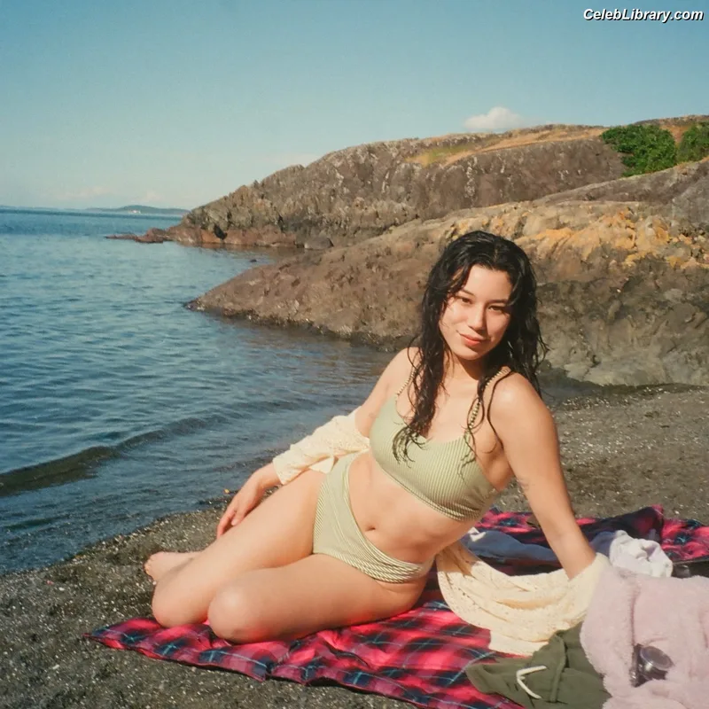 Mya Lowe photo 15 of 50