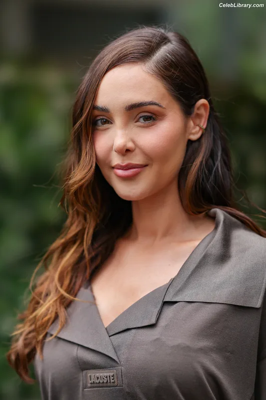 Nabilla Benattia Vergara photo 4 of 38