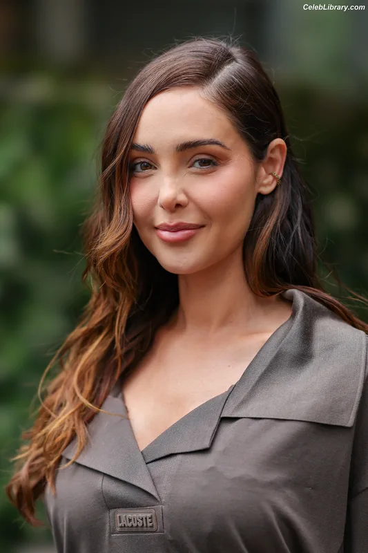 Nabilla Benattia Vergara photo 10 of 38
