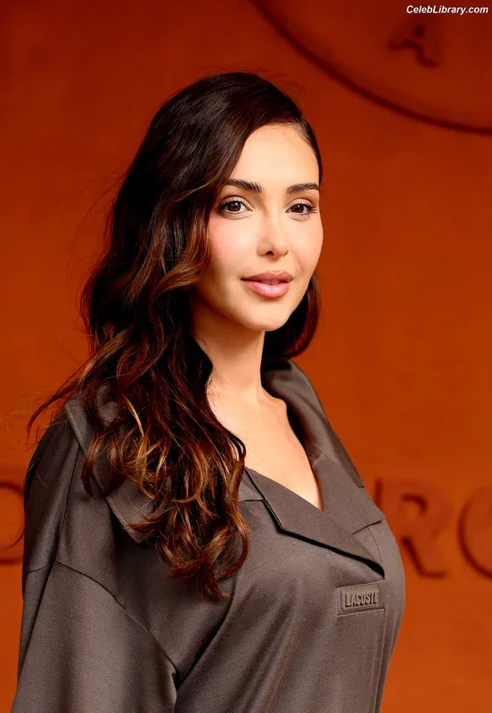Nabilla Benattia Vergara photo 3 of 38