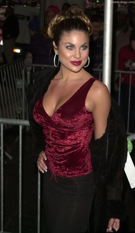 Nadia Bjorlin photo 3 of 29