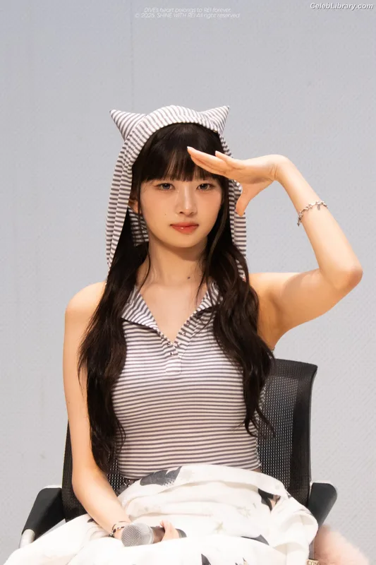 Naoi Rei (直井 怜) IVE photo 15 of 204