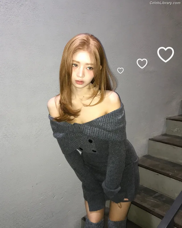 Naoi Rei (直井 怜) IVE photo 8 of 204