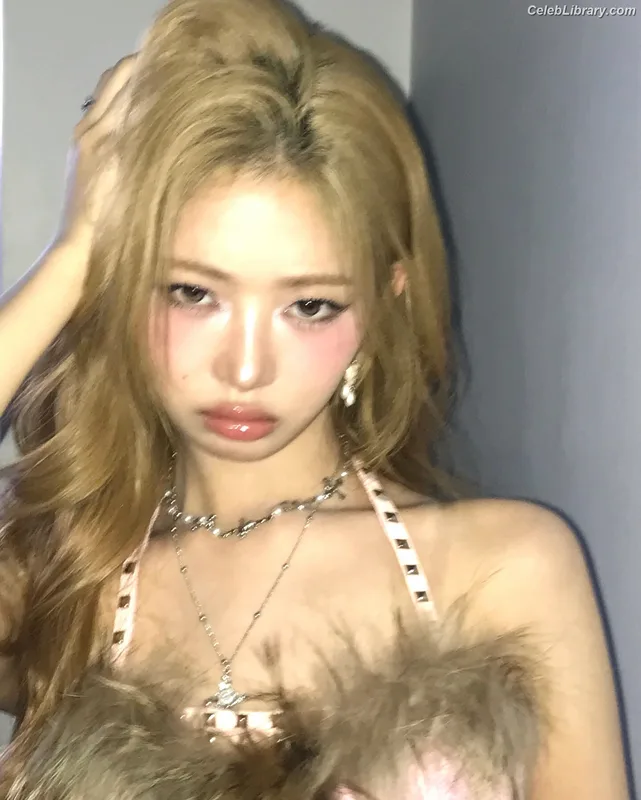Naoi Rei (直井 怜) IVE photo 19 of 204