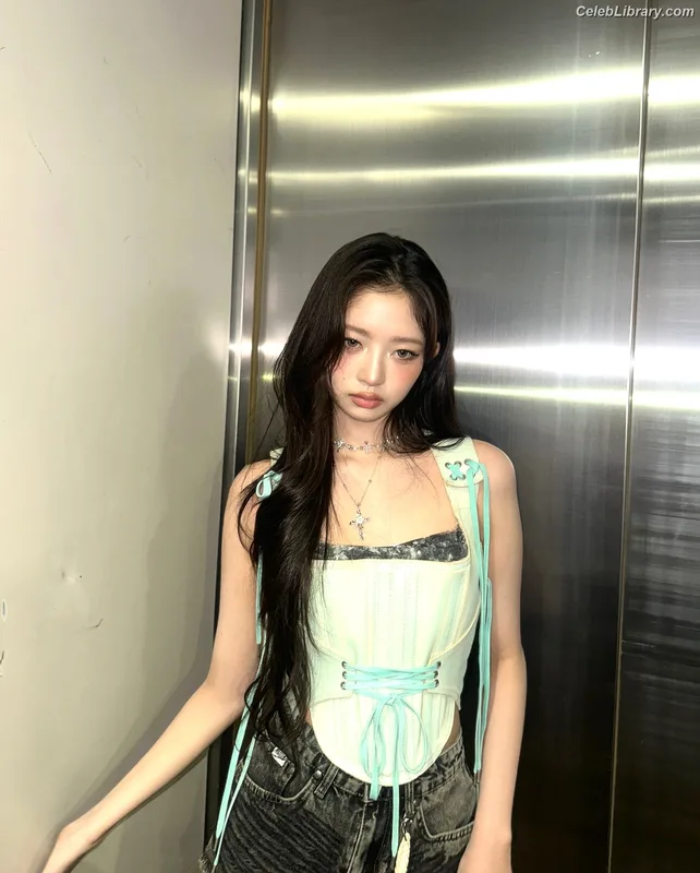 Naoi Rei (直井 怜) IVE photo 14 of 204