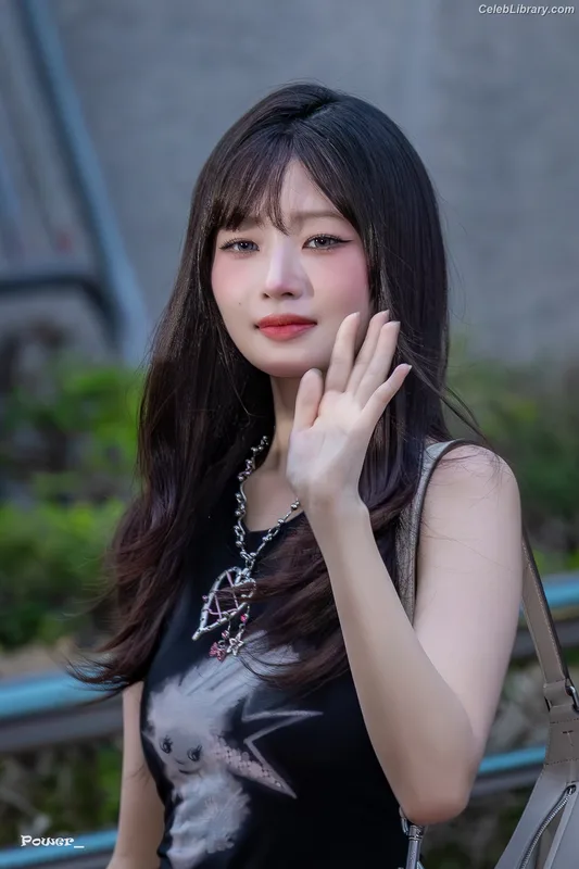 Naoi Rei (直井 怜) IVE photo 9 of 204