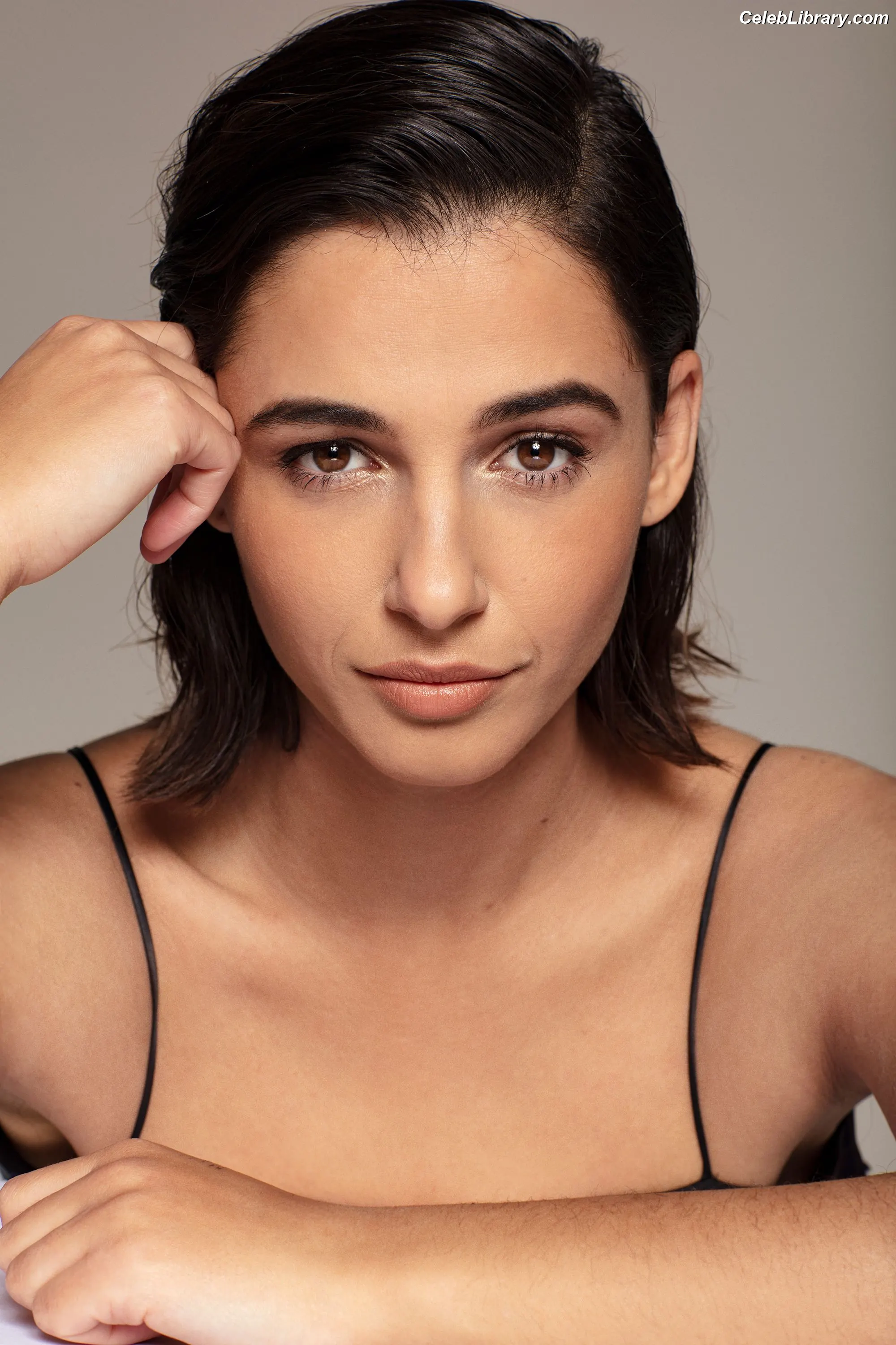 Naomi Scott photo 2 of 375