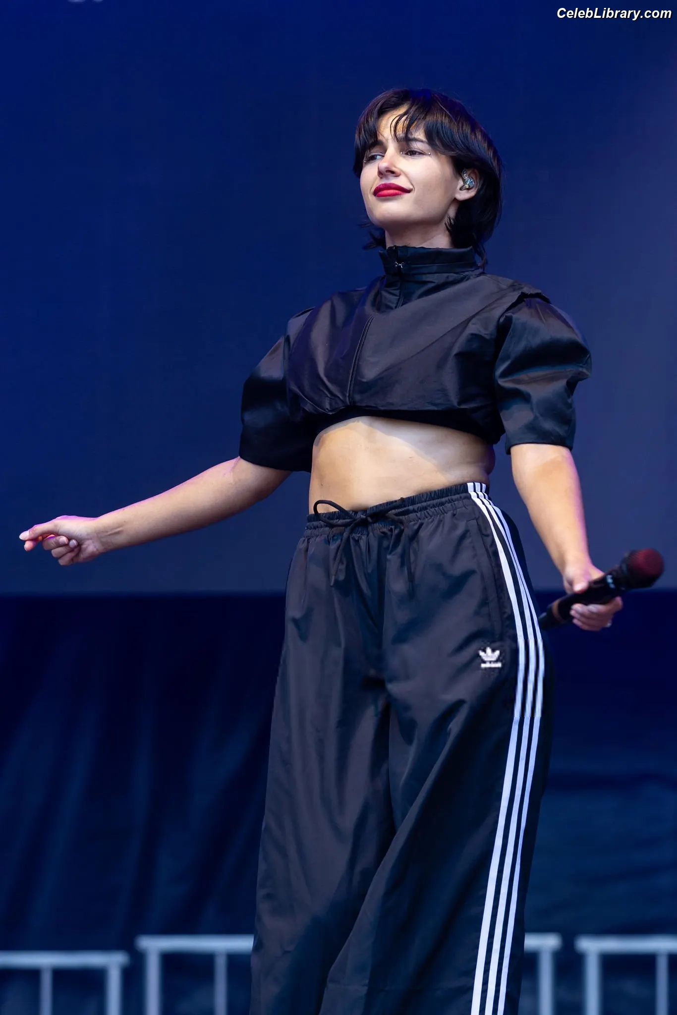 Naomi Scott photo 9 of 375