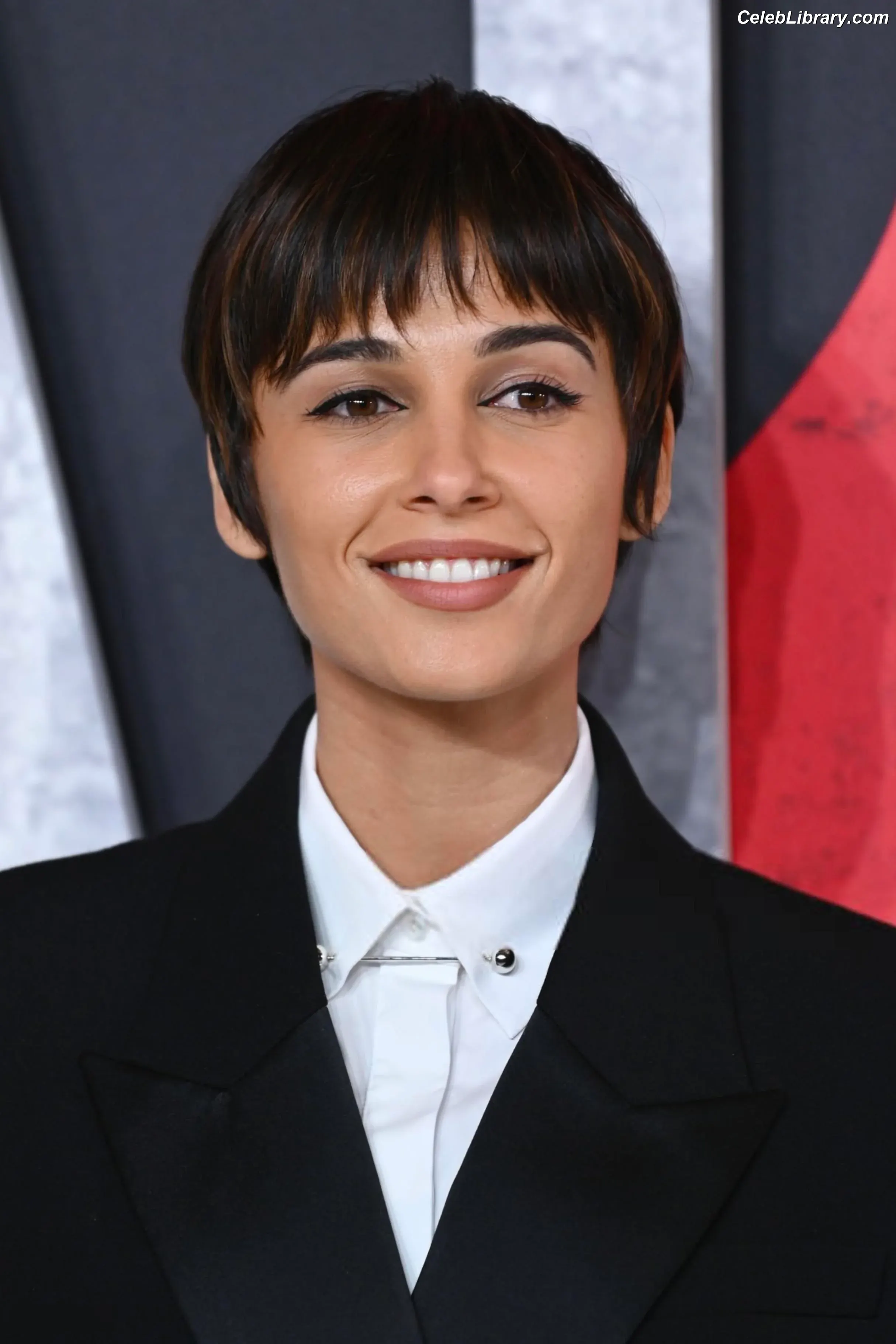 Naomi Scott photo 14 of 375