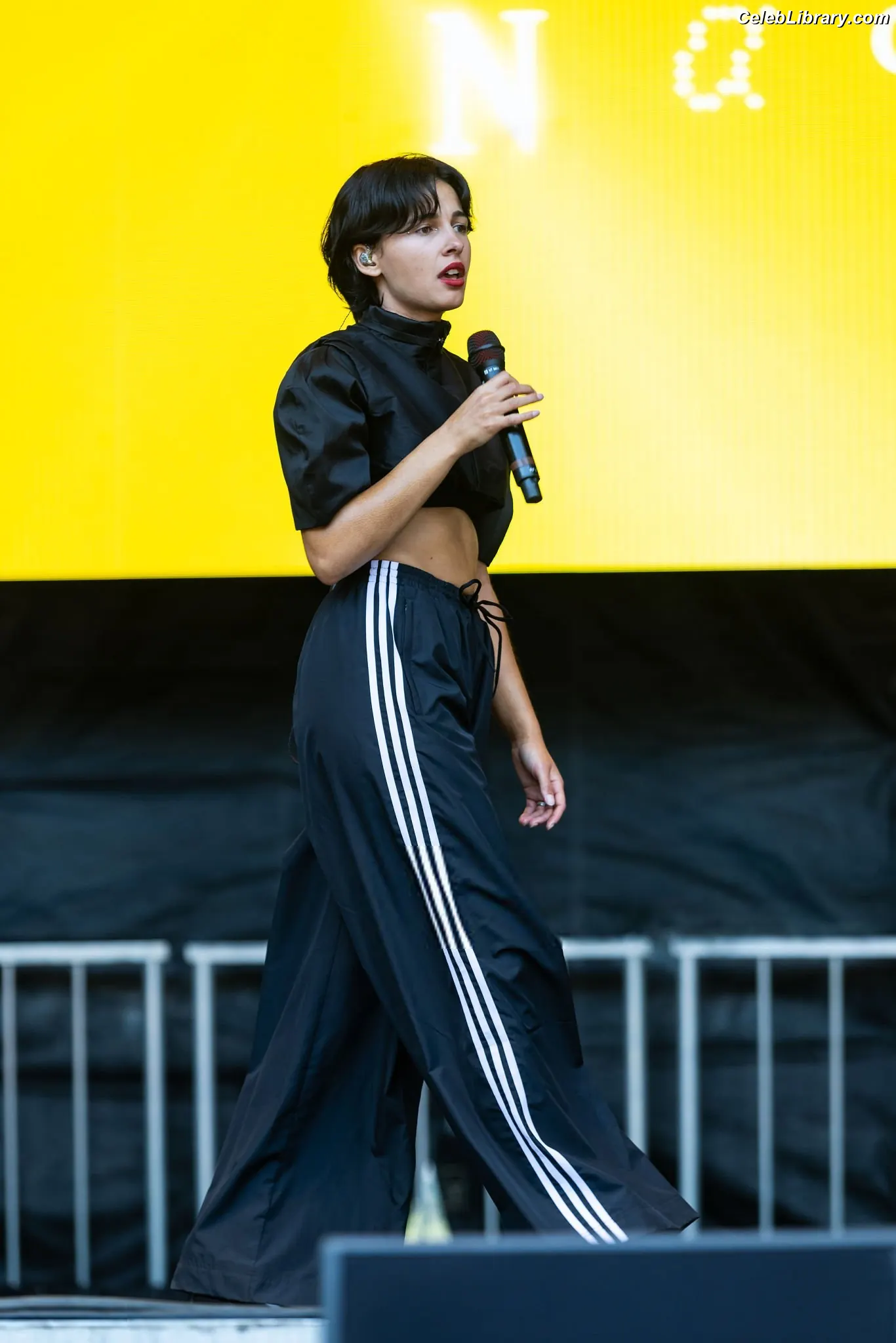 Naomi Scott photo 24 of 375