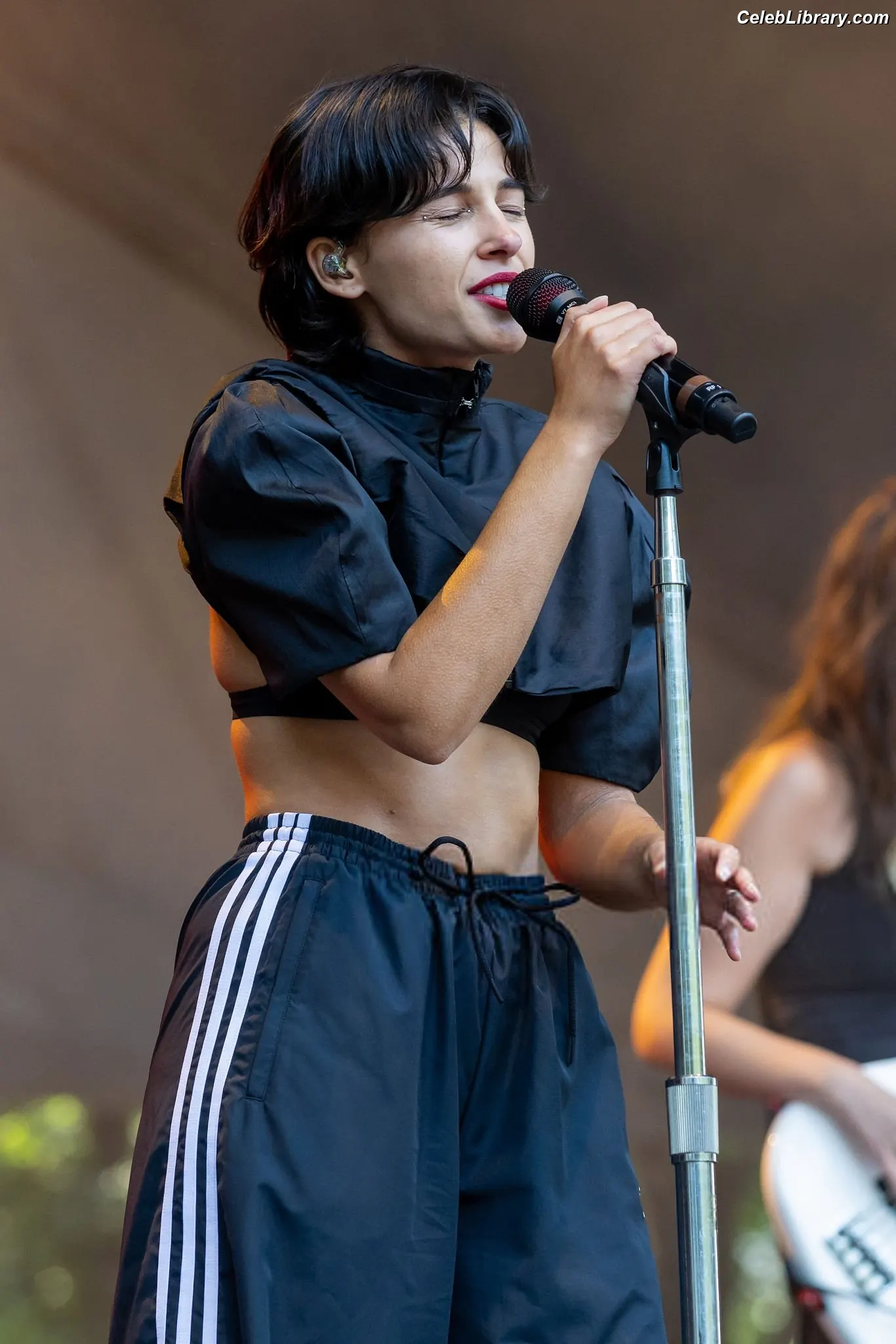 Naomi Scott photo 3 of 375