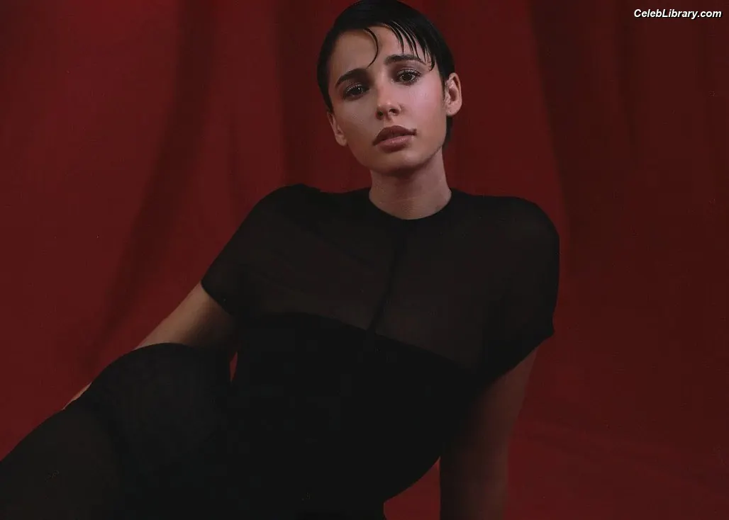 Naomi Scott photo 22 of 375