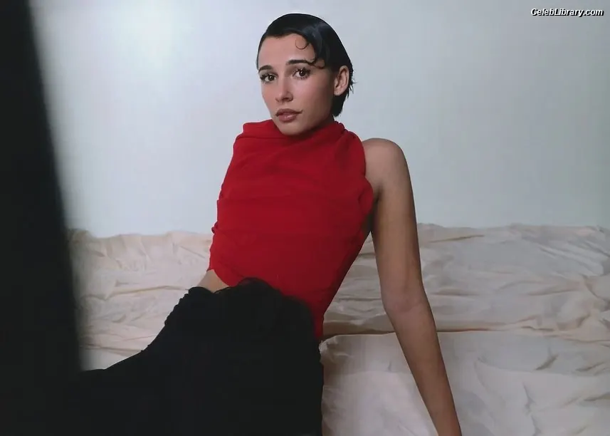 Naomi Scott photo 23 of 375