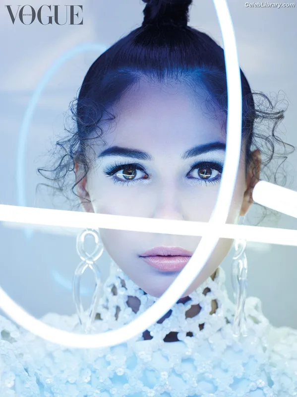 Naomi Scott photo 9 of 376