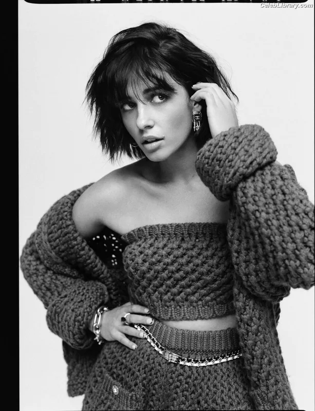 Naomi Scott photo 15 of 376