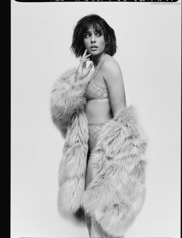 Naomi Scott photo 16 of 376
