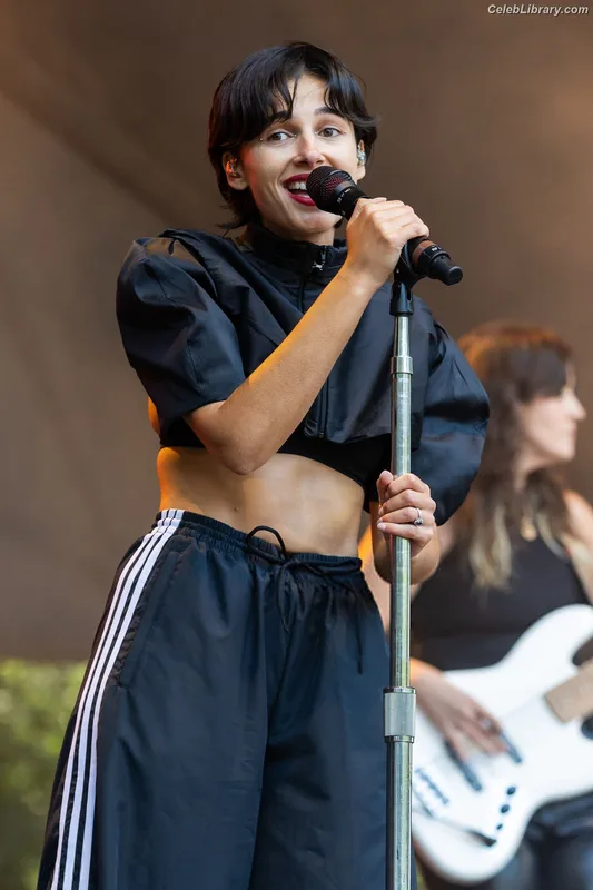 Naomi Scott photo 19 of 376