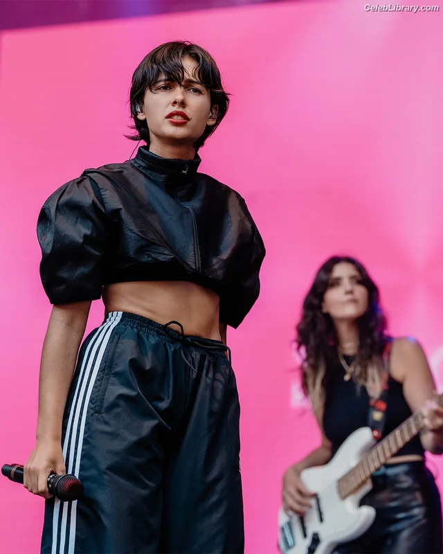 Naomi Scott photo 8 of 376