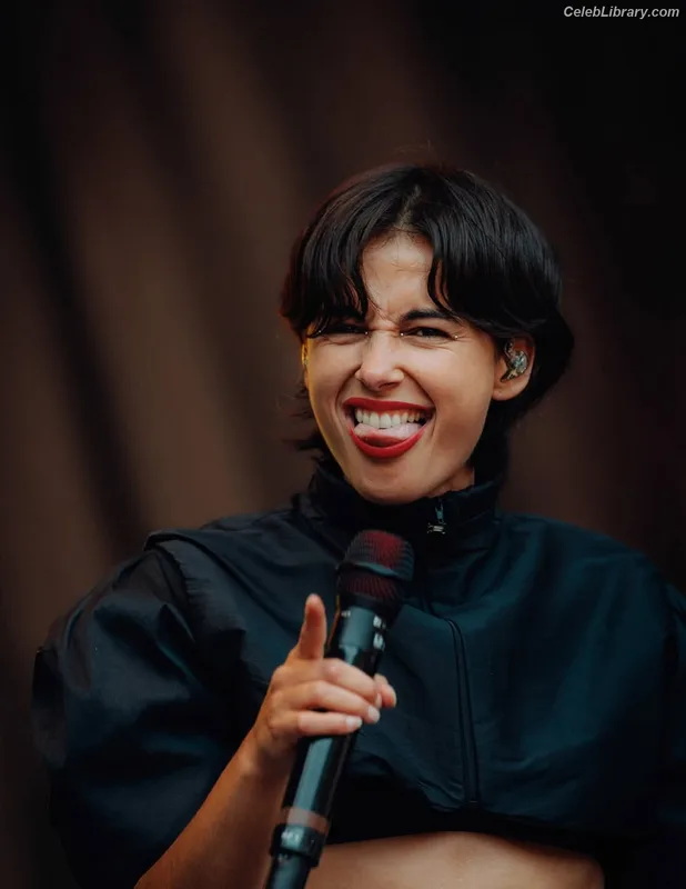 Naomi Scott photo 10 of 376