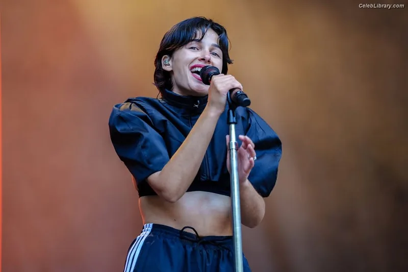Naomi Scott photo 14 of 376
