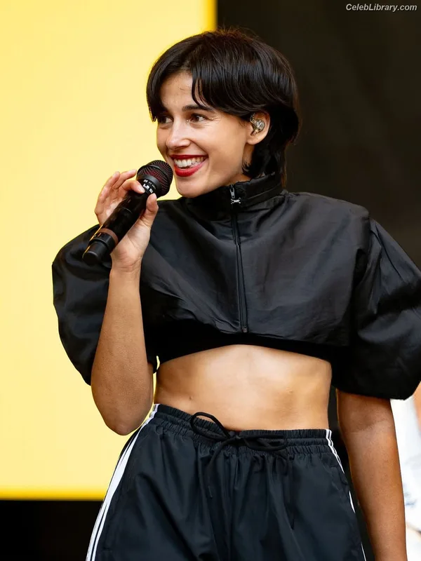 Naomi Scott photo 15 of 376