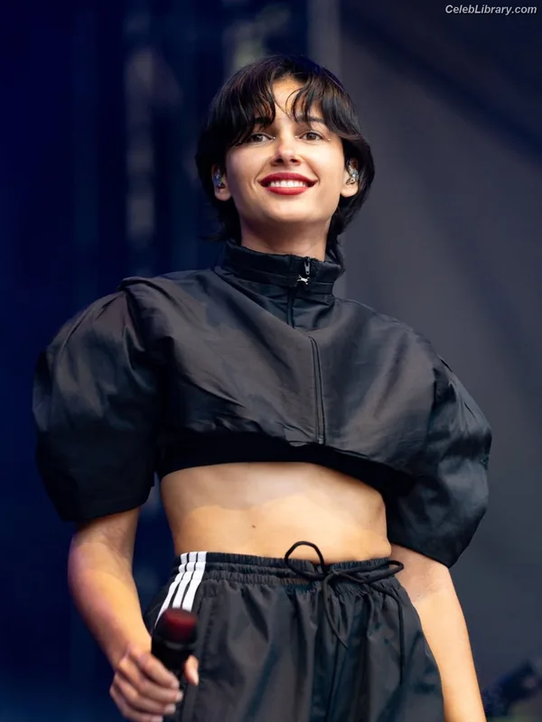 Naomi Scott photo 16 of 376