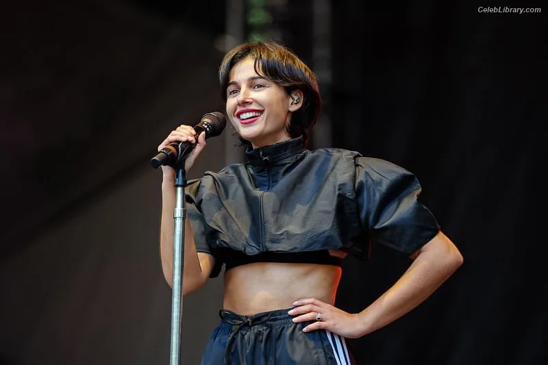 Naomi Scott photo 17 of 376