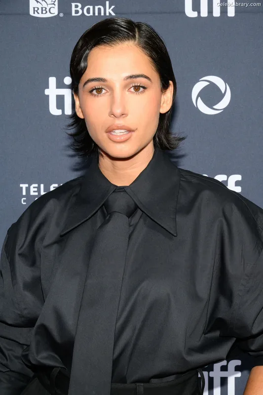 Naomi Scott photo 24 of 376